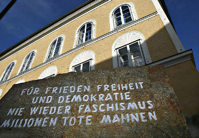 The remembrance stone outside Gasthaus zur Pommer