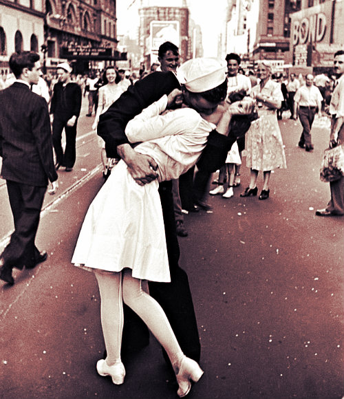 The photo of the Times Square VJ Day kiss from where the sculpture Unconditional Surrender was based from. [Color altered]