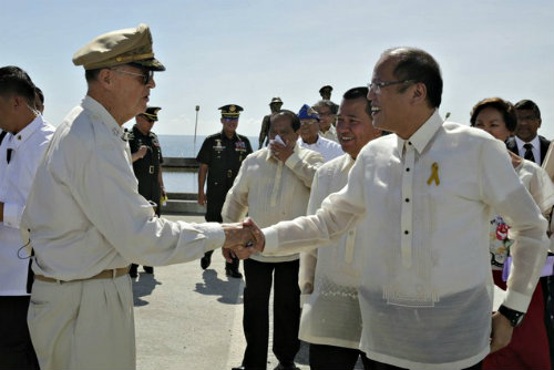 Pres. Aquino shaking hands with the actor who portrayed Gen. MacArthur in the reenactment of the Leyte Gulf Landing.