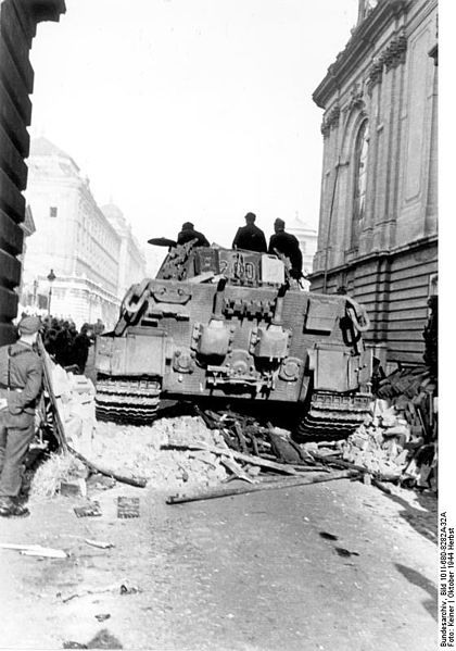 420px-Bundesarchiv_Bild_101I-680-8282A-32A,_Budapest,_Panzer_VI_(Tiger_II,_Königstiger)