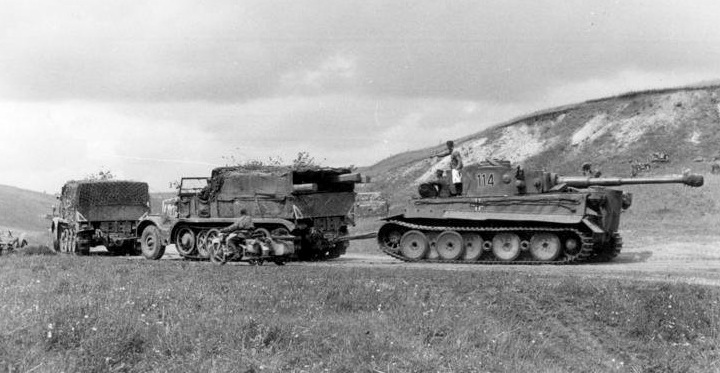 Bundesarchiv_Bild_101I-022-2926-11A,_Russland,_Abschleppen_eines_Tiger_I.2