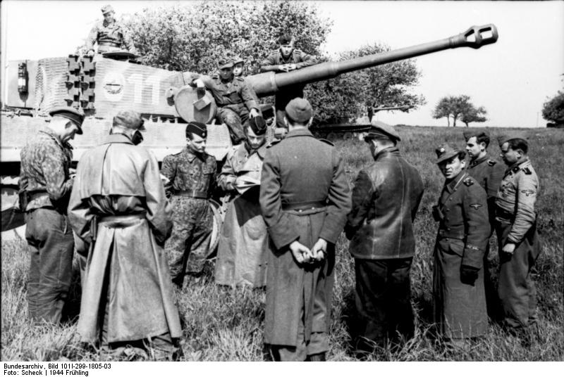 Nordfrankreich, Soldaten vor Panzer VI (Tiger I)