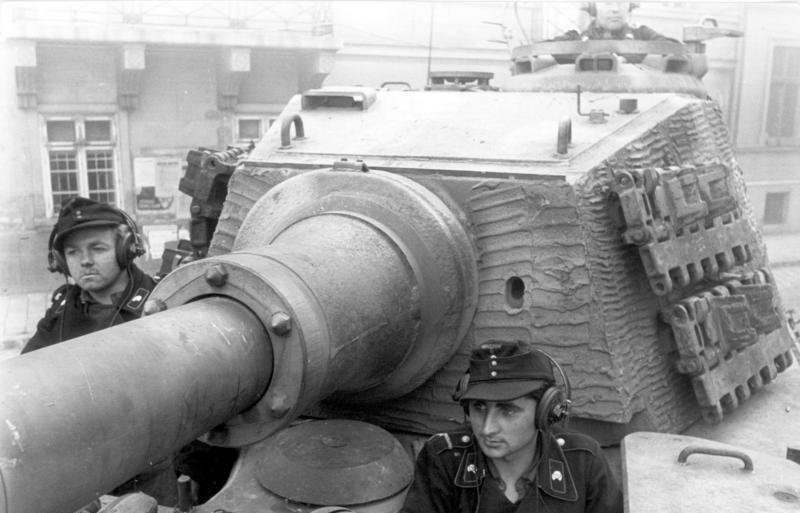 Bundesarchiv_Bild_101I-680-8282A-09,_Budapest,_Panzersoldaten_in_Panzer_VI_(Tiger_II)