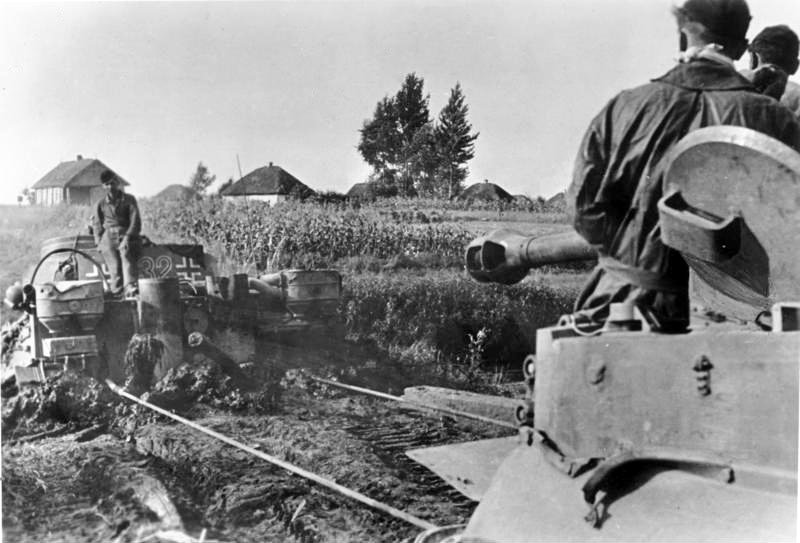 Bundesarchiv_Bild_183-J15570,_Russland,_Bergung_eines_Panzer_VI_(Tiger_I)