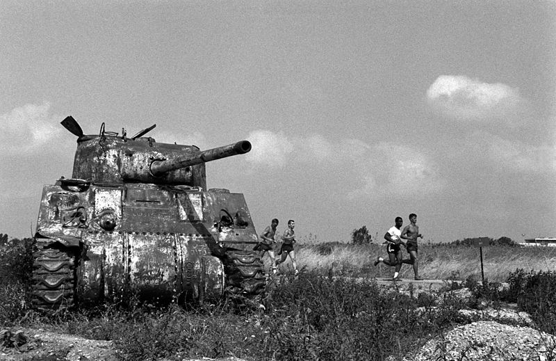 800px-US_Marines_run_past_a_wrecked_Sherman_tank_1983