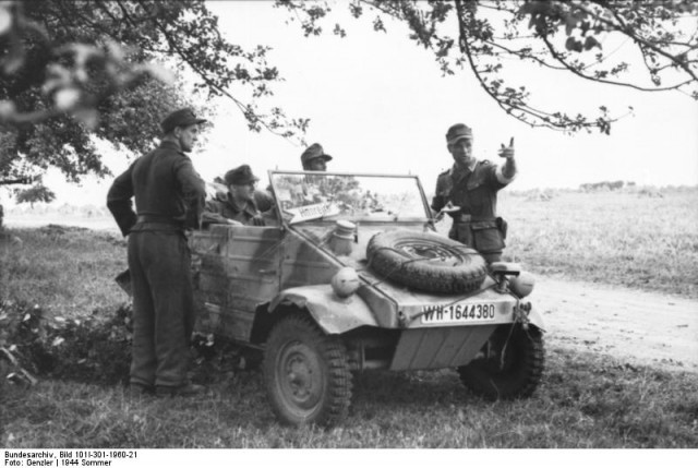 Nordfrankreich, Soldaten mit VW-Kübelwagen