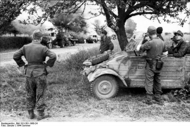 Nordfrankreich, Soldaten mit VW-Kübelwagen