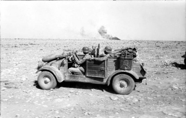 Bundesarchiv_Bild_101I-784-0228-29A,_Nordafrika,_VW_Kübelwagen