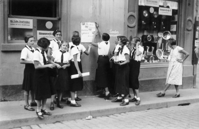 Bundesarchiv_Bild_133-130,_Worms,_Jungmädelbund,_Werbung