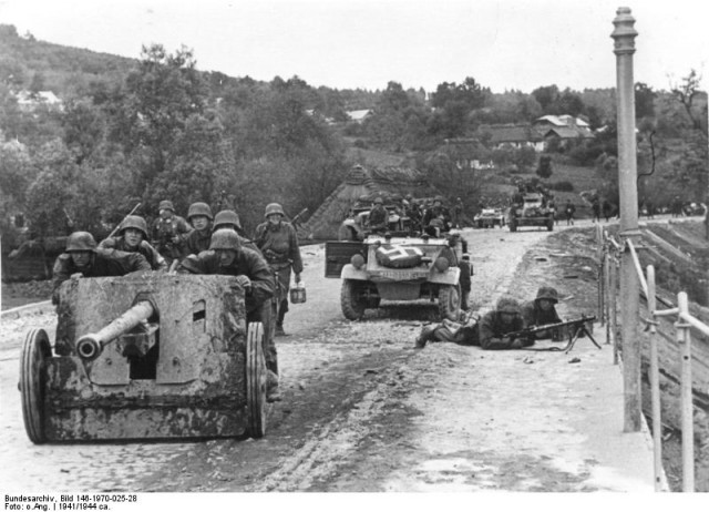 Waffen-SS mit Pak und MG auf Straße