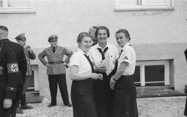 Bundesarchiv_Bild_152-11-30,_KZ_Dachau,_Besuch_von_BDM-Führerinnen