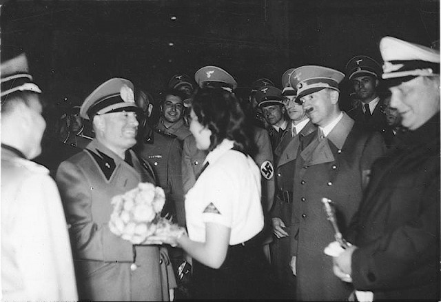 Bundesarchiv_Bild_183-2005-0502-502,_Münchener_Abkommen,_Abreise_Mussolinis