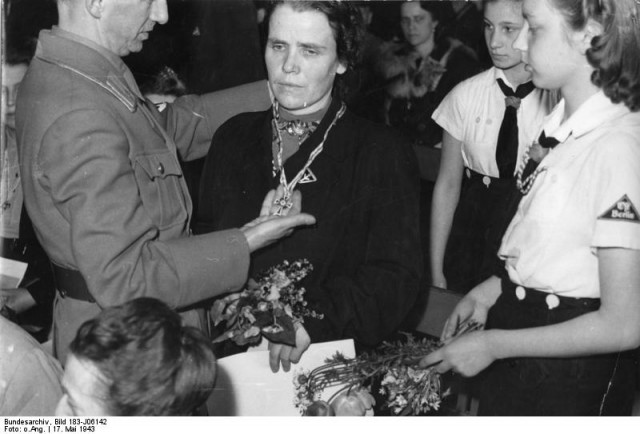 Verleihung des Ehrenkreuzes der deutschen Mutter