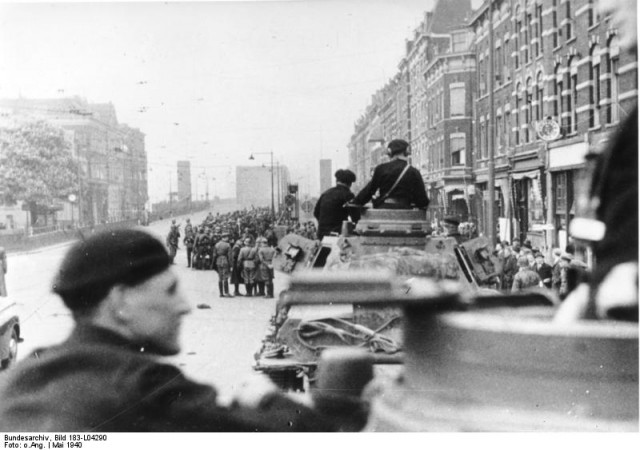 German troops in get ready to enter the town of Rotterdam after it's capitulation. (Bundesarchiv)