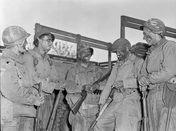 Forcemen of 5-2, First Special Service Force, preparing to go on an evening patrol in the Anzio beachhead, Operation Shingle, Italy, ca. 20-27 April 1944.
Library and Archives Canada 
