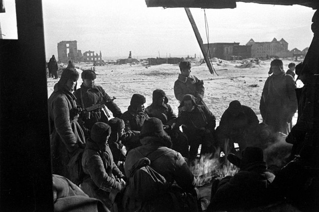 800px-RIAN_archive_137429_Stalingrad_soldiers_during_short_lull