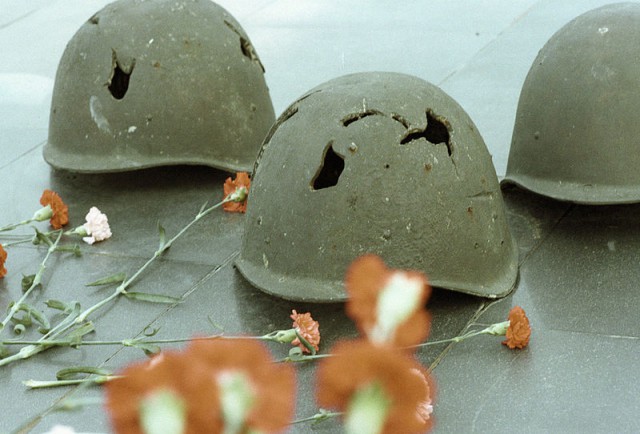800px-RIAN_archive_41111_Soviet_soldiers'_helmets_riddled_by_shells_on_the_Mamayev_Hill_Memorial.