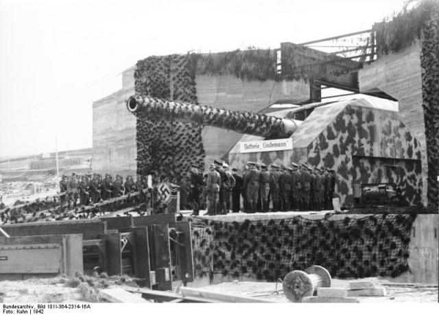 One of three 40.6cm guns at Batterie "Lindemann", a German Cross-Channel gun. Named after the commander of the battleship Bismarck Kapitän zur See Ernst Lindemann. Bundesarchiv / Wikipedia