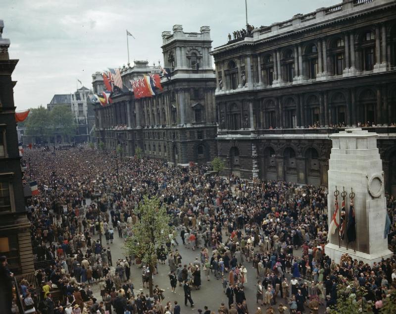 Ve_Day_Celebrations_in_London,_8_May_1945_TR2876