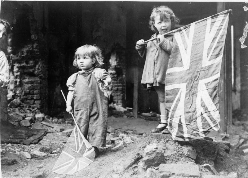 Ve_Day_in_London,_8_May_1945_HU49414