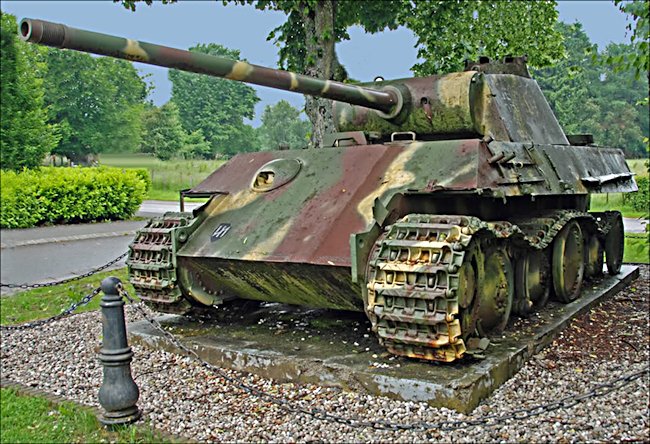 grandmenil-panther-tank-1944-battle-bulge-ww2