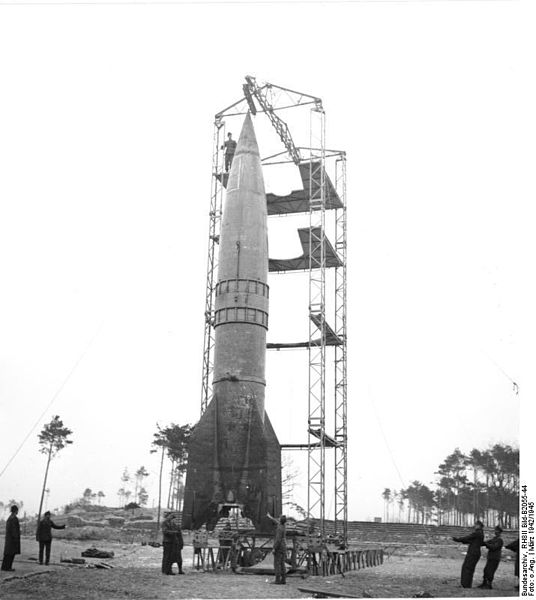 536px-Bundesarchiv_RH8II_Bild-B2055-44,_Peenemünde,_Raketenrampe_mit_V2