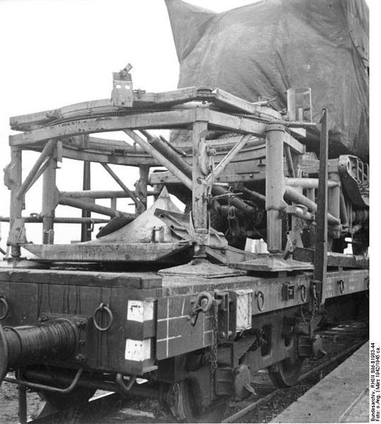 538px-Bundesarchiv_RH8II_Bild-B1983-44,_Peenemünde,_Abschussrampe_auf_Eisenbahnwagen