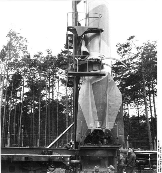 561px-Bundesarchiv_RH8II_Bild-B1937-44,_Peenemünde,_Abschussrampe_auf_Eisenbahnwagen