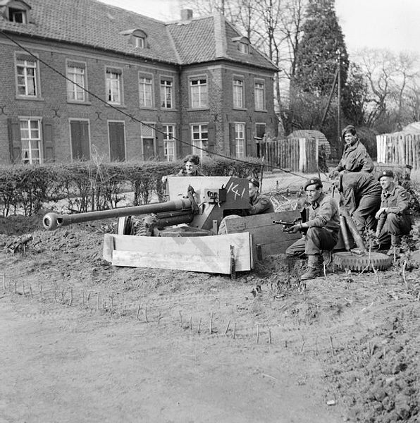 596px-British_airborne_troops_with_a_6-pdr_anti-tank_gun_in_Hamminkeln,_Germany,_25_March_1945._BU2304