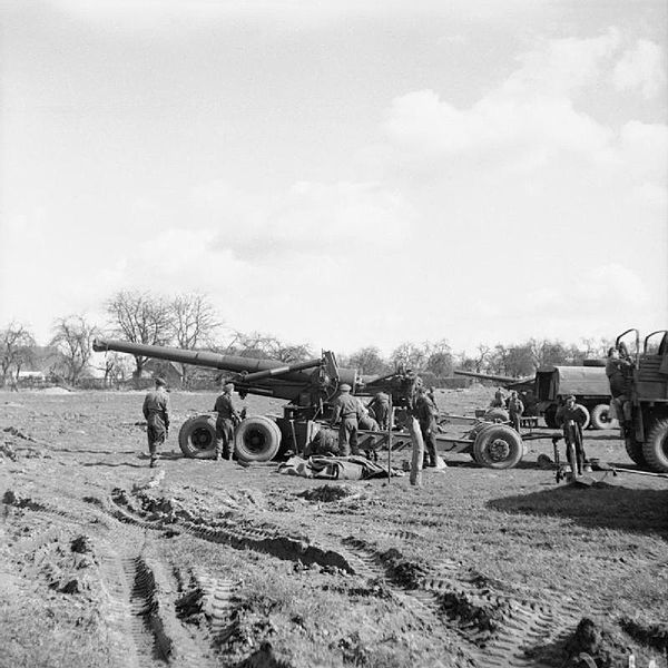 600px-7.2_inch_howitzers_at_Rhine_crossing_1945_IWM_B_15776