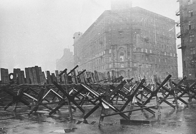 800px-RIAN_archive_604273_Barricades_on_city_streets
