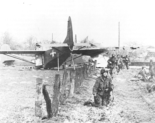 GLIDER_TROOPS_AFTER_LANDING_NEAR_WESEL_(Operation_Varsity)