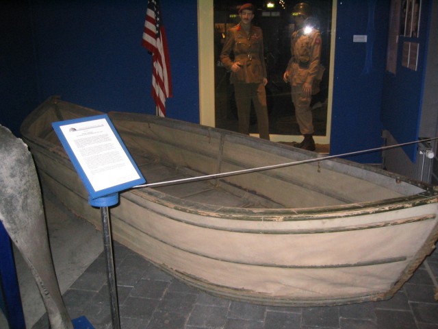 A collapsible canvas boat that may have actually been used in the Waal Crossing. At the Bevrijdingsmuseum in Groesbeek.