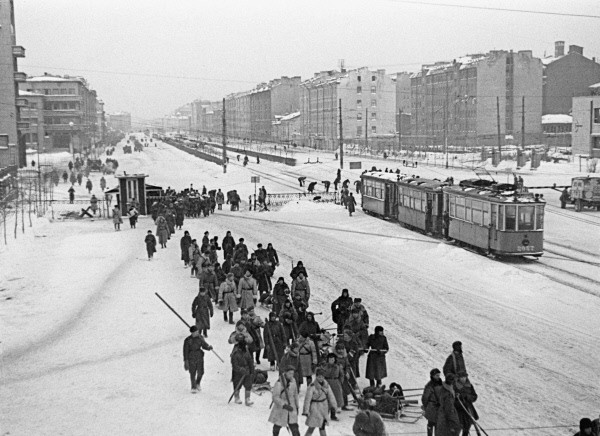 RIAN_archive_178610_Moscow_Avenue_in_Leningrad_led_to_the_front_during_the_1941-1945_Great_Patriotic_War