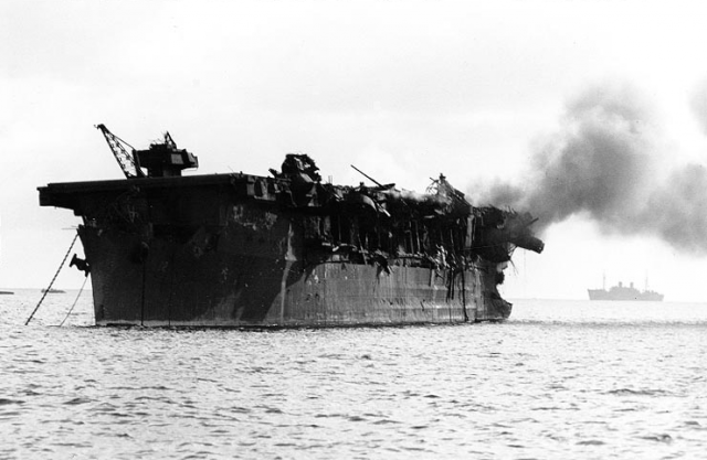 USS_Independence_(CVL-22)_burning