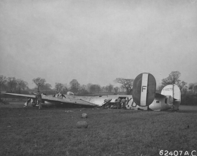 564thBombSquadron389thBombGroup8thAirForce_zpsb977f70a