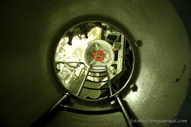 Looking up in the conning tower. Photo:foto6x7.livejournal.com