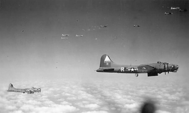 Aerial_View_B-17_Flying_Fortress_Bomber_42-31801