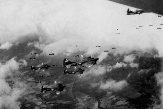 B-17_Formation_381_bomb_group_533_bomb_squadron