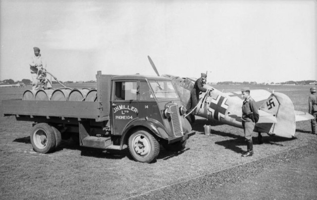 Englische Kanalinseln, Betanken eines Flugzeuges