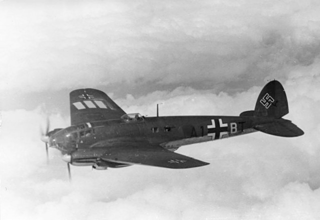 Bundesarchiv_Bild_101I-343-0694-21,_Belgien-Frankreich,_Flugzeug_Heinkel_He_111