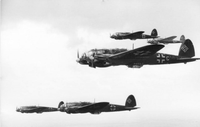 Bundesarchiv_Bild_101I-408-0847-10,_Flugzeuge_Heinkel_He_111