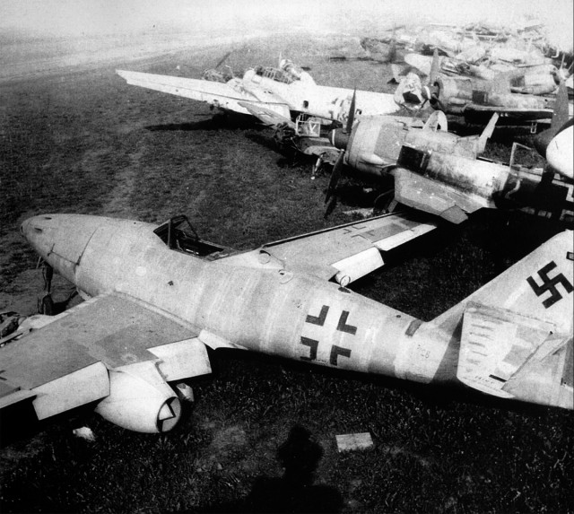 Me-262A-Schwalbe-abandoned-on-a-German-airfield-graveyard-1945-01