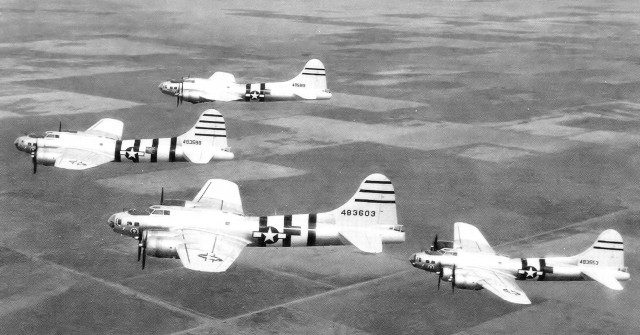 QB-17_Flying_Fortress_Drones_over_New_Mexico_1946