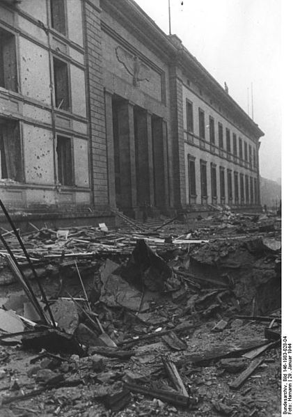 421px-Bundesarchiv_Bild_146-1983-028-04,_Berlin,_Neue_Reichskanzlei_nach_Luftangriff