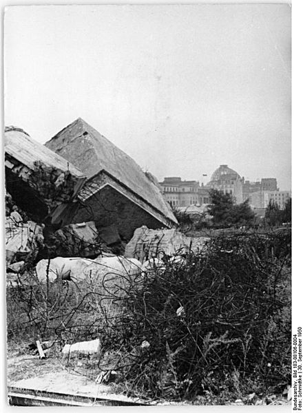 440px-Bundesarchiv_Bild_183-08106-0004,_Berlin,_Reichskanzlei,_Trümmer,_Ruine
