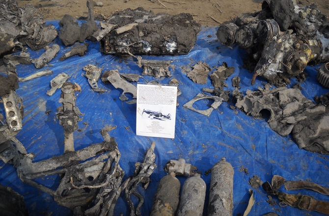 6.excavation-wwii-pilot-141027-plane-fragments
