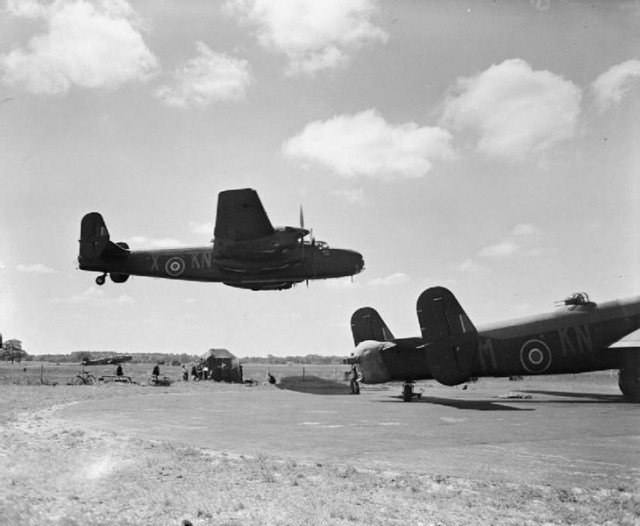 730px-Aircraft_of_the_Royal_Air_Force_1939-1945-_Handley_Page_Hp.57_Halifax._CH10594