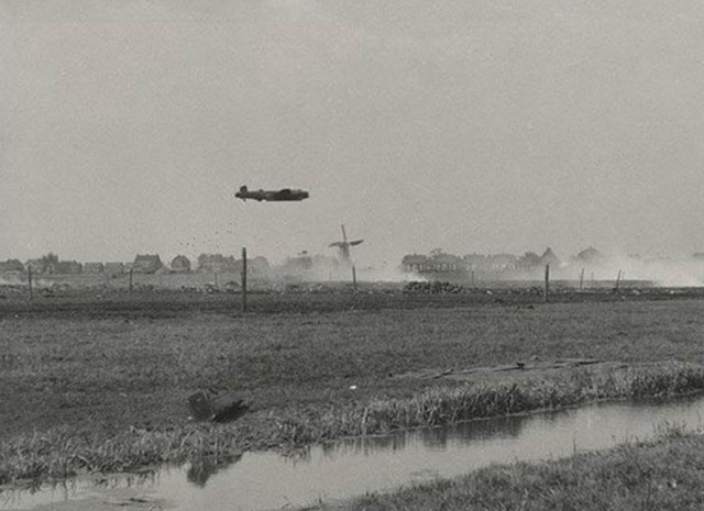 886x644xAvro-Lancaster-dropping-food-Operation-Manna.jpg.pagespeed.ic.VrxqG1Ve6I