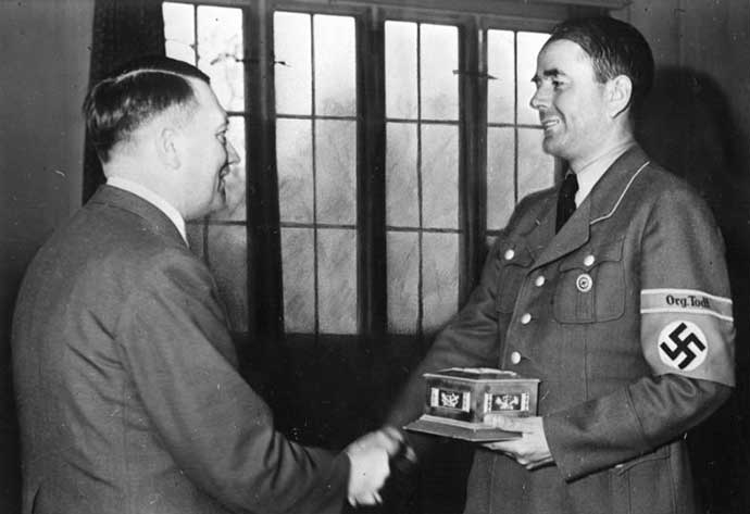 Adolf_Hitler_awarding_Albert_Speer_Todt-Organisation-Ring